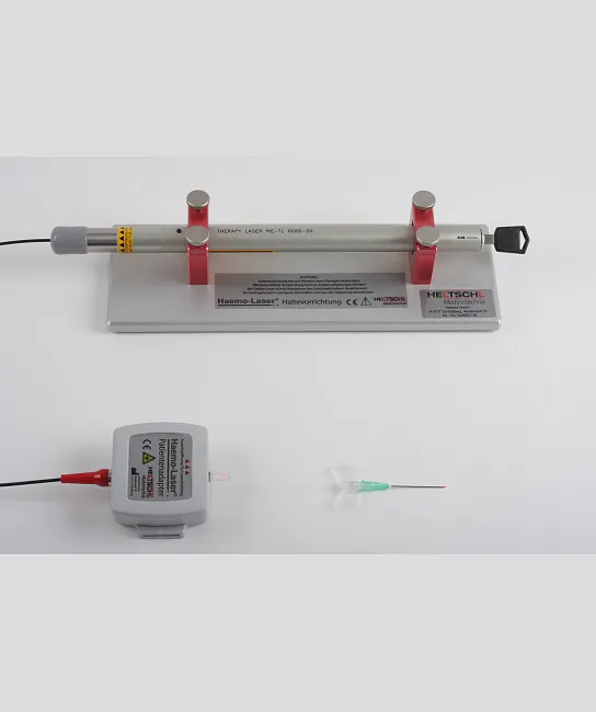 Ein medizinisches Lasergerät auf einem Tisch. Es besteht aus einem Zylinder auf einem Ständer und einer verbundenen Nadel mit Kabel. Details sind gut sichtbar.